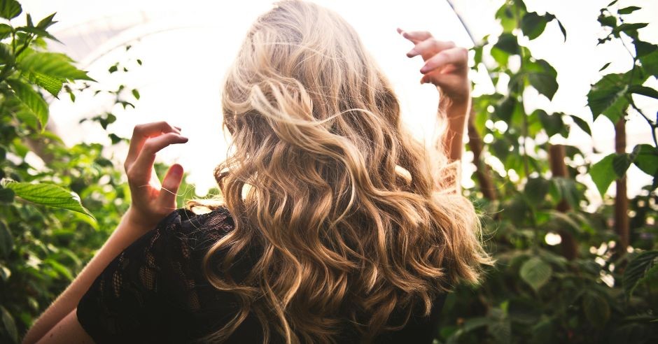 Zena vlasy uces ilustracny odzadu zaber